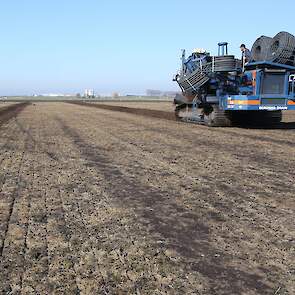 Tijdens de eerste werkgang trekt de machine een sleuf inclusief drainageslang.