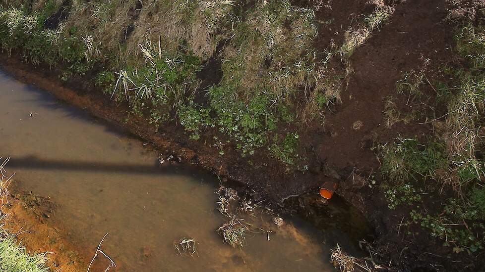 De drainage doet direct zijn werk; het water uit de eerste buizen loopt al de sloot in.