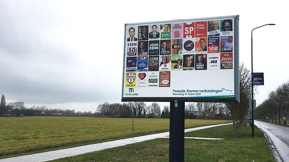 Verkiezingsbord op het platteland.