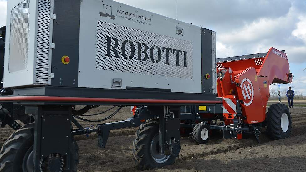 De Robotti trekt een vierrijige bekerpootmachine van Miedema (Miedema CP 42). Een wereldprimeur, melden organisatoren DLG en Wageningen UR trots. „Het is de eerste keer dat de Robotti aan het werk gaat met een getrokken werktuig”, zegt WUR-onderzoeker Bra