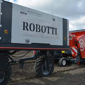 De Robotti trekt een vierrijige bekerpootmachine van Miedema (Miedema CP 42). Een wereldprimeur, melden organisatoren DLG en Wageningen UR trots. „Het is de eerste keer dat de Robotti aan het werk gaat met een getrokken werktuig”, zegt WUR-onderzoeker Bra