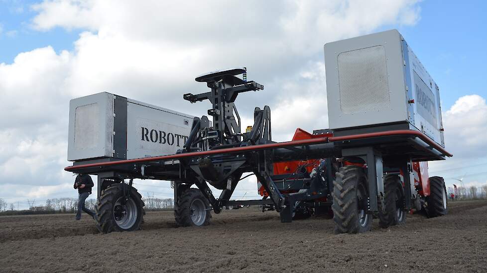 Vanuit stilstand heeft de robot af en toe enige moeite om de pootmachine (2.400 kg, exclusief pootgoed) van zijn plek te krijgen. En daar ligt ook de uitdaging voor de toekomst, vertelt Veldhuisen. „Deze robot is niet gemaakt voor zware machines.”