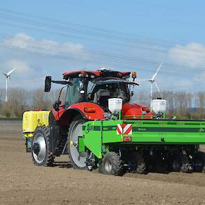 Aan de andere kant van het kavelpad poot een vierrijige Ceres 440 van AVR, getrokken door een Puma CVX 175 van Case IH.