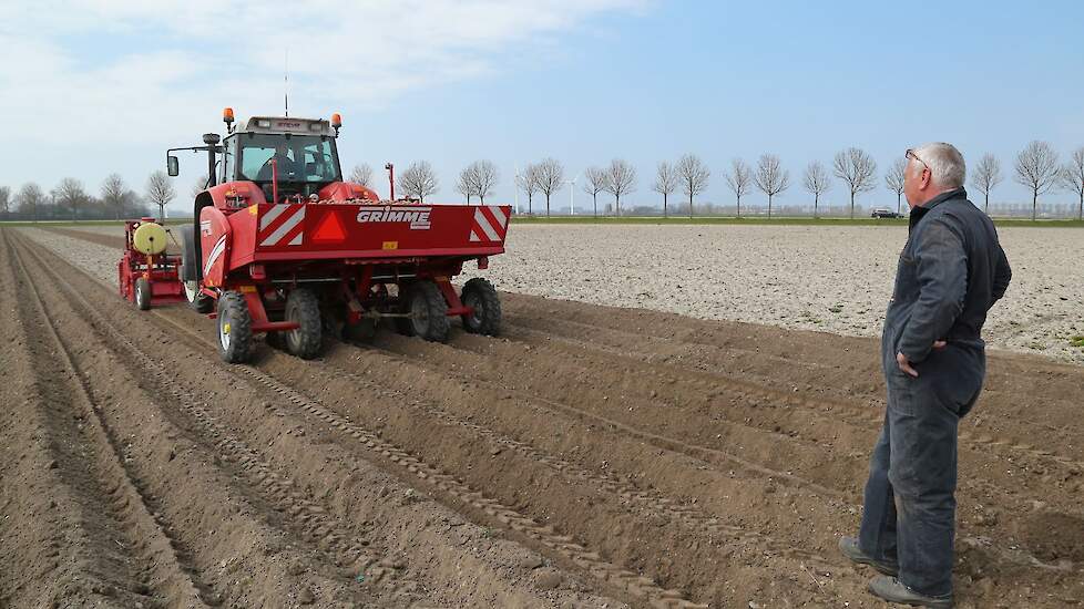 Vader René (64) bekijkt de machine in het land