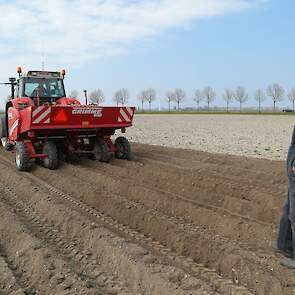 Vader René (64) bekijkt de machine in het land