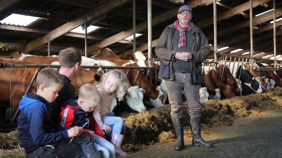 In de stal van melkveehouder Minno Andreae spreekt Titus Sijmonsma. Namens de vogelwacht (BFVW) spreekt hij zijn waardering uit voor de vrijwilligers. Hij vraagt tevens aan de provincie om meer mogelijk te maken tegen predatie.