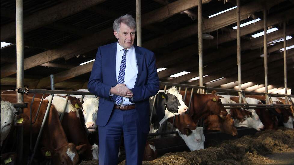 Gedeputeerde Douwe Hoogland is blij met de samenwerking tussen alle partijen en ziet ook voor de jeugd een rol weggelegd in het weidevogelverhaal. Zij zouden drones kunnen besturen, oppert hij in de Friese taal.