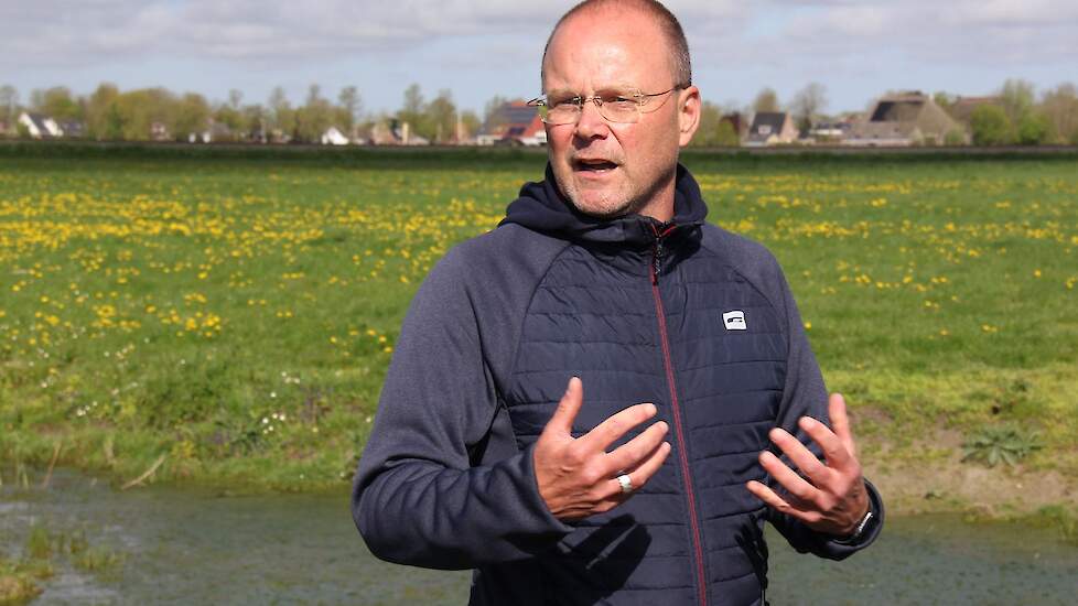 Henk de Jong is projectleider van het 'niks doen' door Friese boeren. 'Als de pootjes van de vogels die alarmeren, hangen, dan hebben ze jongen.'