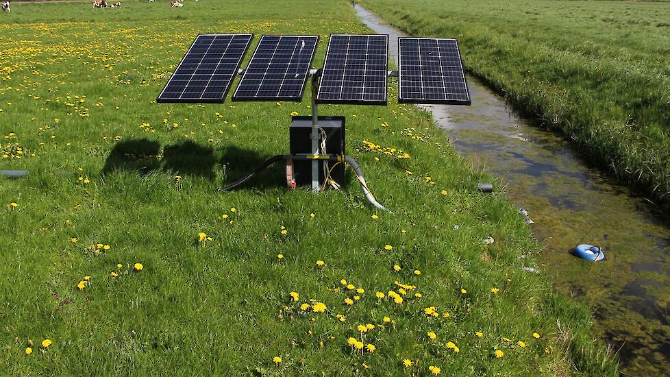 De panelen bij de pomp van de vogelwacht om het land nat te houden.