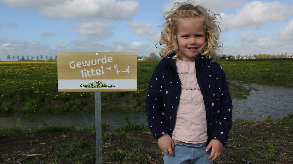 Dochter bij het bord dat boeren krijgen die het land met rust laten.