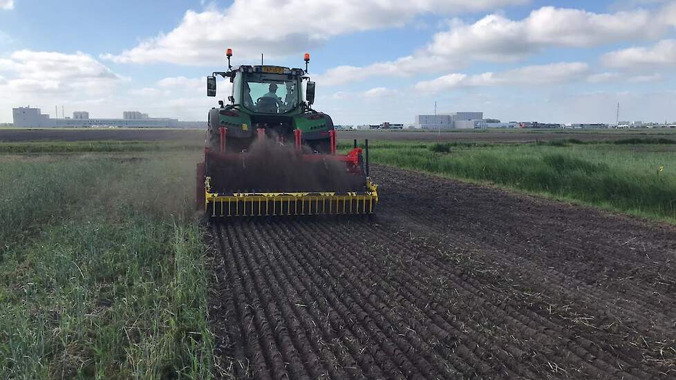 Een deel van het perceel is geploegd en een deel bewerkt met een combinatie van woelpoten en een mulchfrees. Deze frees werkt de gewasresten ondiep, op ongeveer 4 à 5 centimeter, onder.