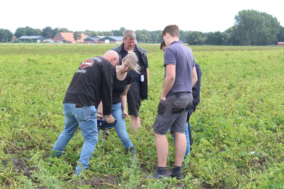 Meten is weten. Frederieke Schilder van Van Hall Larenstein geeft uitleg over het gebruik van een penetrometer. Hiermee wordt de indringingsweerstand van de bodem vastgesteld. Het eenvoudigste type (30 euro) is een simpele buis die de grond wordt ingedruk