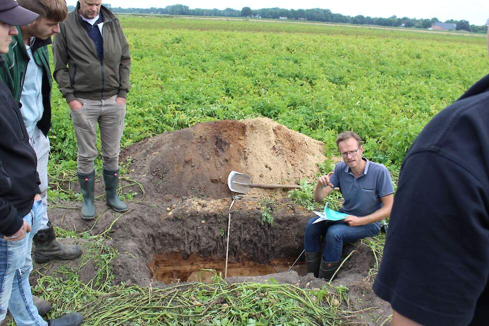 Everhard van Essen van Aequator geeft uitleg bij de profielkuil over de opbouw van de grond. Wat de proef betreft geeft hij aan dat er op 20 centimeter diepte duidelijk verdichting na het rooien is waar te nemen. Hij ziet wel onderscheid tussen perceelsge