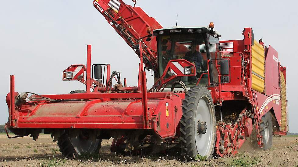 De zwadlegger bouwt hij zelf op de rooier, een vierrijige Grimme Varitron 470. Door een band bovenop de rooier om te leggen, gaan de aardappelen weer de bunker in. „Een simpele oplossing, maar ik kan het rooien zo met één machine doen.”