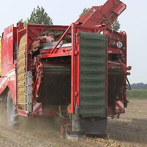 Het is het derde jaar dat Bos zijn eigen pootgoed in twee fasen rooit. „De eerste indrukken hiervan zijn goed, mijn gevoel zegt dat we minder problemen hebben dankzij deze aanpak.” Het enige nadeel is dat de aardappelen iets langer in het zwad liggen als