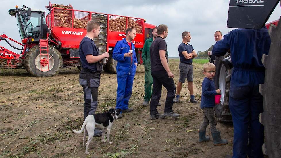 Samen rooien is ook samen koffie drinken op het land, met onder andere stagiair Julian Martini, Rolf Selwin, Jarno Rozema, collega Jan Tolboom, Rik Hansma (Mechielsen) en de familie Rozema.