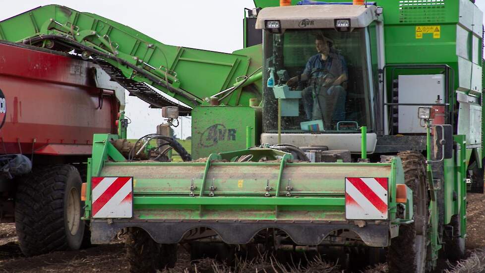 Medewerker Marco Smit stuurt de rooier vakkundig over het aardappelperceel.