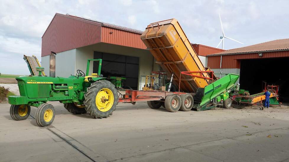 De aardappelen worden ingeschuurd. In de linker schuur, voorzien van mechanische koeling, bewaart de akkerbouwer zijn pootgoed, in de rechter schuur worden de consumptieaardappelen opgeslagen.