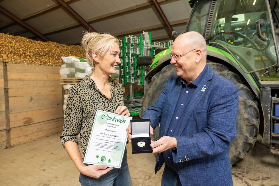 Mariëlle Keijzer ontvangt de Waarde-Ring.