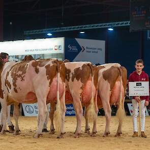 Albring was de enige die zowel een rood- als zwartbonte groep in de ring bracht. Net als bij de zwartbonten had hij ook bij de roodbonten een mooie uniforme groep jonge koeien opgesteld met hele beste uiers. Goed voor de reservetitel bij de roodbonten.