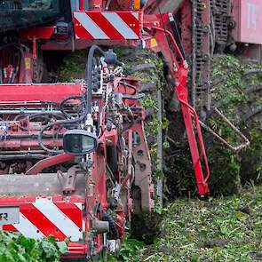 De machine rijdt op zes brede VS-banden. Deze grote banden zijn in dit natte jaar wel een voordeel.