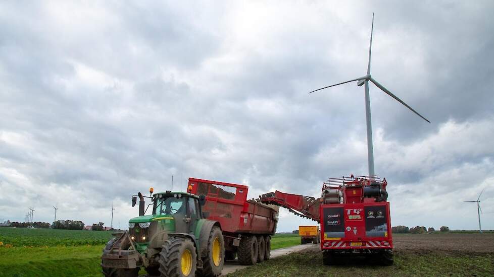 De drieassige Holmer T4.40 heeft een bunker met een capaciteit van 30 ton, maar om de grond niet te veel te belasten, wordt de bunker niet afgevuld. „Normaal rijden we een rondje, dus heen en terug. Nu pakken we maar één gang”, zegt planner Jan Hoekstra v