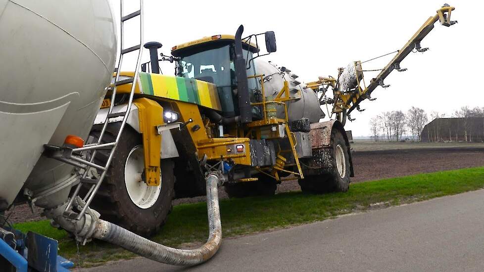 Schuimaarde uitrijden door Bos Agra Service met de TerraGator