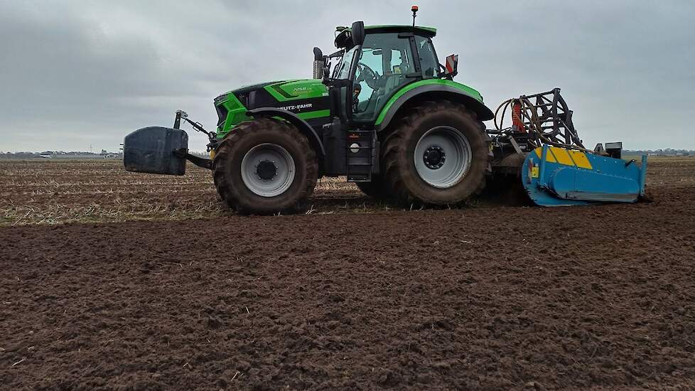 Voor het planten heeft Siebring de grond losgetrokken en gespit.