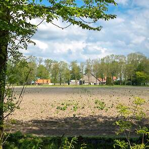 Hester woont in de boerderij naast haar ouderlijk huis.