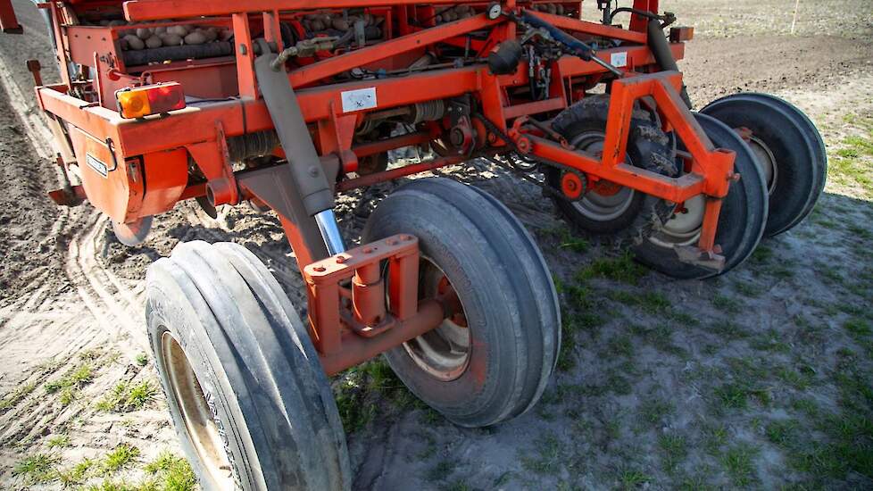 De akkerbouwers hebben deze Structural op een aantal onderdelen aangepast. Zo is deze nu voorzien van hydraulische aandrijving. „Zo kunnen we de machine nu makkelijker vol en leeg draaien.” Ook heeft de machine gestuurde wielen.