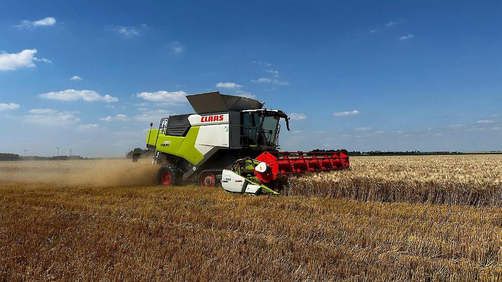 Van der Eijk dorst met een Claas Trion 720.