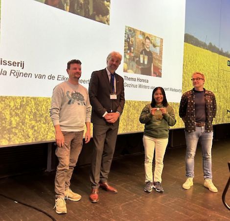 Op de foto, van links naar rechts: Gezinus Winters (winnaar), gedeputeerde Henk Emmens, Rosbina Tarigan (winnaar) en Jos Meijers (winnaar van vorig jaar).