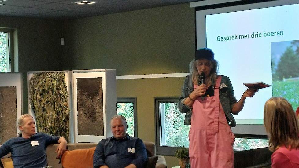 Drie boeren op het podium delen hun praktijkervaringen binnen boerenexperimenten.