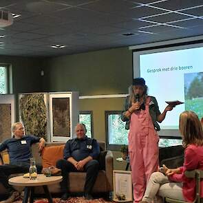 Drie boeren op het podium delen hun praktijkervaringen binnen boerenexperimenten.