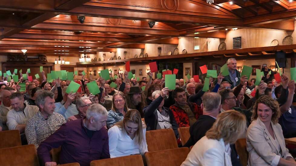 De goedgevulde zaal is het eens met een stelling.