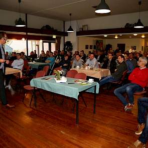 Een bijna vast onderdeel van het programma tijdens het Topkuilevenement, is de gesproken column van ruwvoerspecialist Piet Riemersma van Van Iperen. Met een vleugje humor weet hij zijn boodschap duidelijk over te brengen.