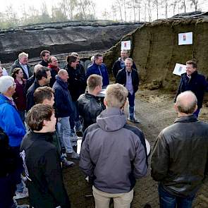 „Niet VEM, ruw eiwit en suiker, maar het percentage drogestof, de pH en het zurenpatroon, zijn de belangrijkste kenmerken op je kuilanalyse”, stelde Wim Jaspers van Van Iperen. Volgens hem zegt dat veel over de benutting van de kuil. „Een goed geconservee